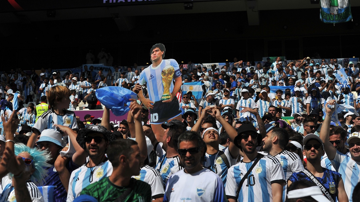 Hinchas argentinos con la imagen de Diego en el mundial de Qatar Foto Maxi Luna
